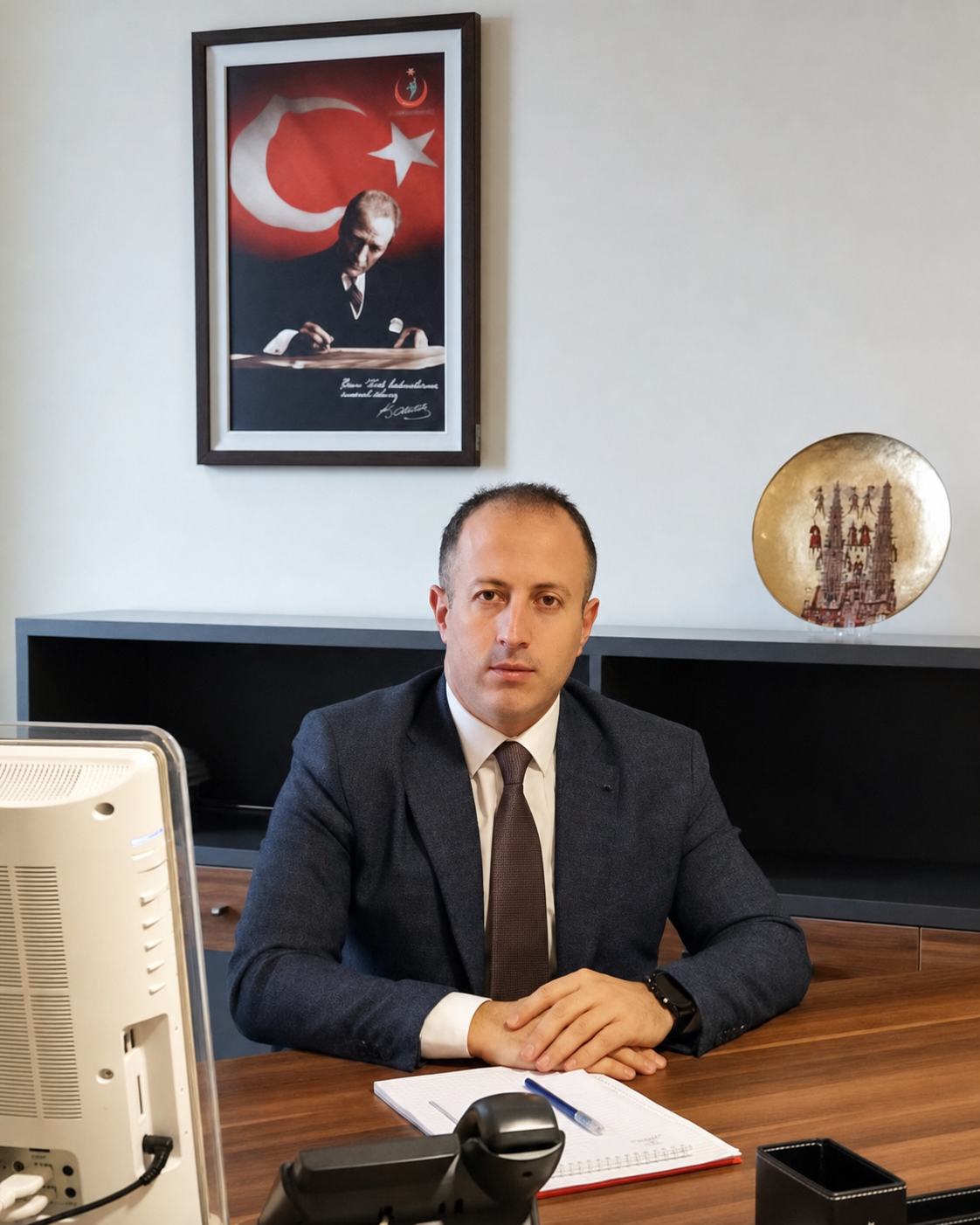 Genel Başkan Adem Akyol makamında